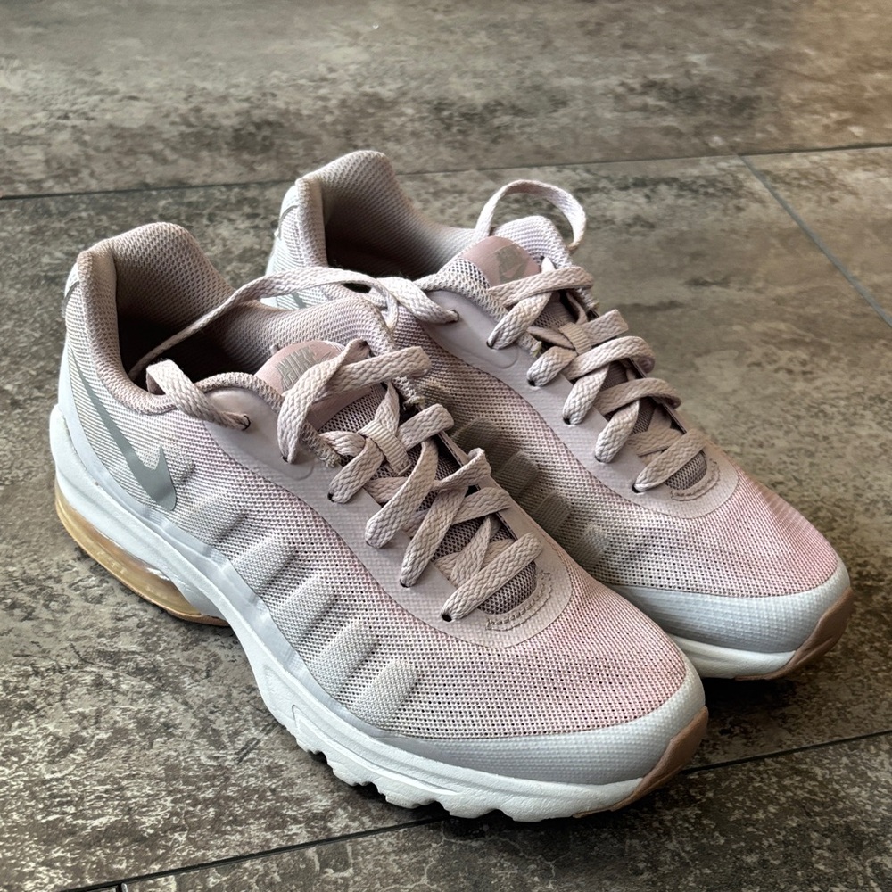 Nike Women's Sneakers in Pink and Gray